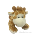 Giocattolo di giraffa peluche accovacciato